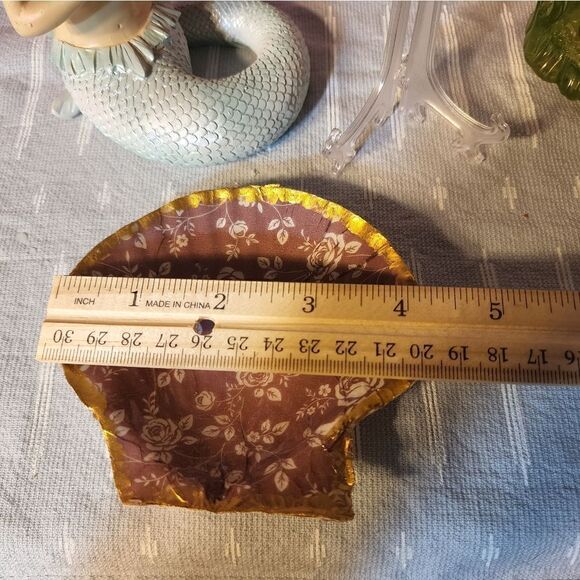 DECOUPAGE WHITE FLOWERS ON A SCALLOPED SHELL - Picture 3 of 3